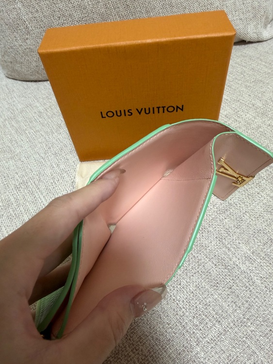 三つ折り財布（ブランド財布・小物）の商品画像 - 査定依頼日：2025年10月19日 - 最高査定価格：9,000円