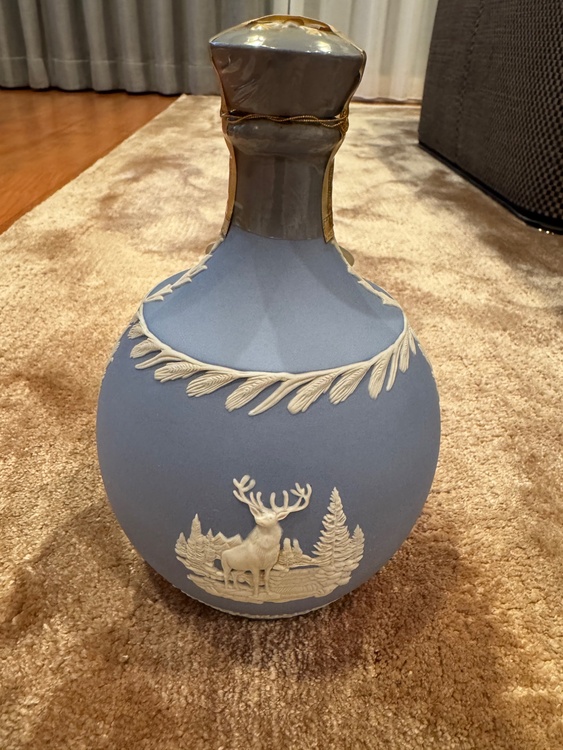 これはかなり良いお酒です。写真から、グレンフィディック 21年 ウェッジウッド（WEDGWOOD）陶器デキャンタ（お酒）の商品画像 - 査定依頼日：2026年9月3日 - 最高査定価格：18,000円