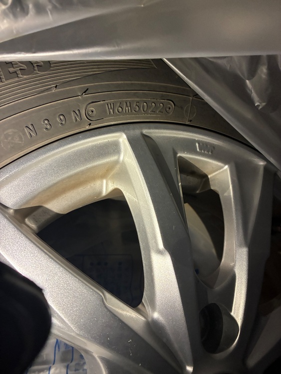 スタットレスタイヤ　ホイール付き（カー用品）の商品画像 - 査定依頼日：2025年10月1日 - 最高査定価格：8,000円