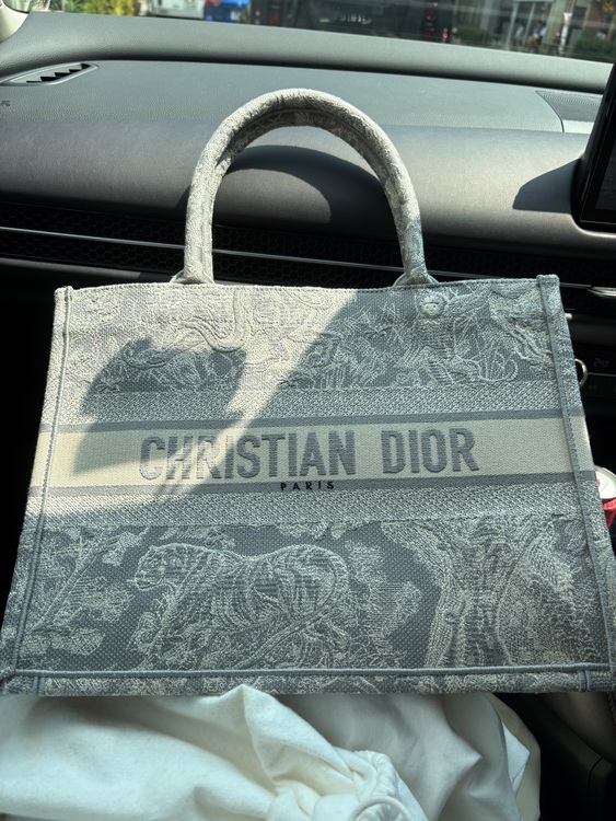 Diorブックトート（ブランドバッグ）の商品画像 - 査定依頼日：2025年8月23日 - 最高査定価格：250,000円