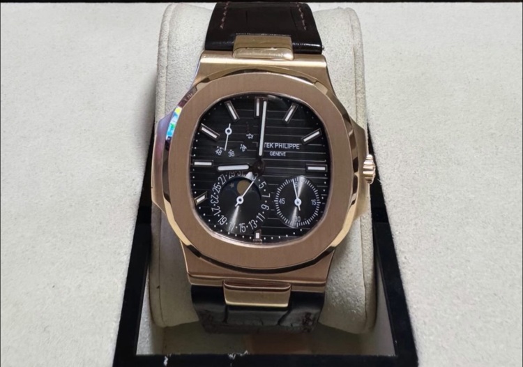 パテックフィリップ ノーチラス パ Ref. 5712R（高級時計）の商品画像 - 査定依頼日：2025年11月15日 - 最高査定価格：16,000,000円