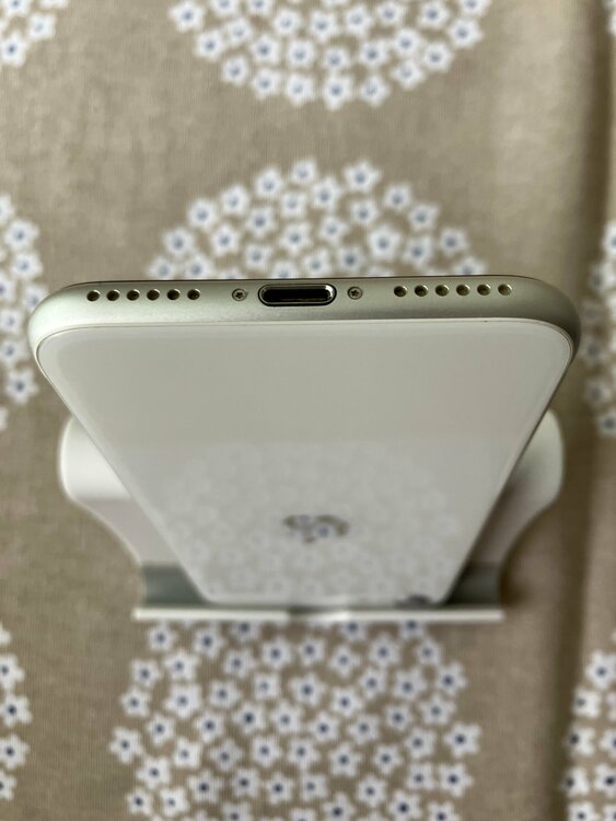 iPhone iPhone SE (第 2 世代) 128GB SIMフリー（スマホ）の商品画像 - 査定依頼日：2026年9月5日 - 最高査定価格：9,000円