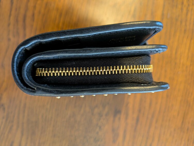 スタッズレザー二つ折り財布　1ML018　2C3H（ブランド財布・小物）の商品画像 - 査定依頼日：2025年12月10日 - 最高査定価格：20,000円