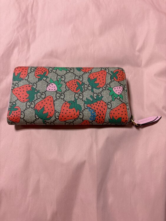 グッチ GUCCI GGスプリーム ストロベリープリント 長財布（ブランド財布・小物）の商品画像 - 査定依頼日：2025年2月8日 - 最高査定価格：10,000円