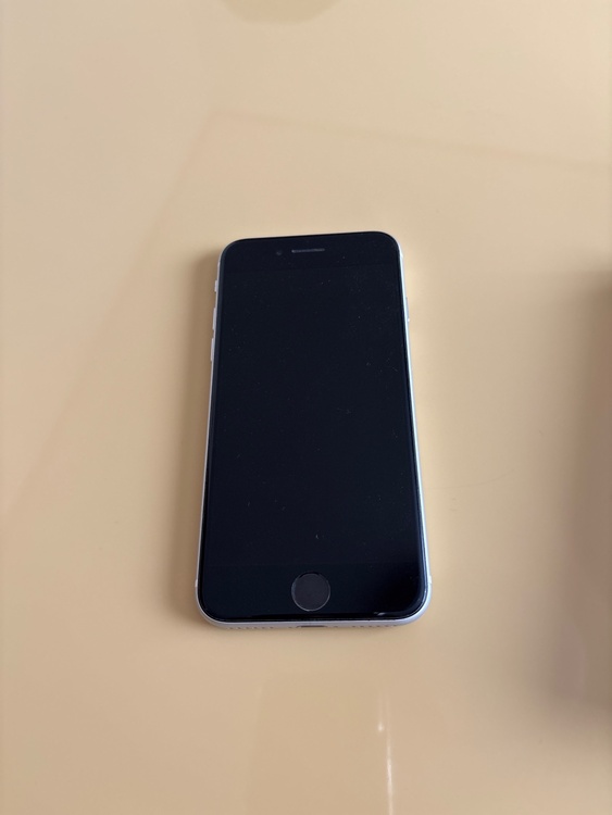 iPhone se 第二世代　128G（スマホ）の商品画像 - 査定依頼日：2026年2月11日 - 最高査定価格：12,000円