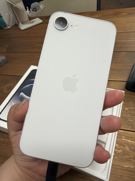 iPhone iPhone 16e 128GB docomo（スマホ）の商品画像 - 査定依頼日：2026年8月30日 - 最高査定価格：67,000円