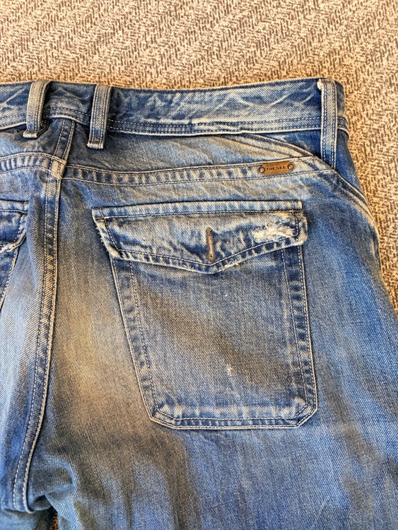 DIESEL ルーズストレート デニムパンツ W34 LOIKU（WASH 008A2）（古着・ファッション）の商品画像 - 査定依頼日：2026年8月9日 - 最高査定価格：100,000円