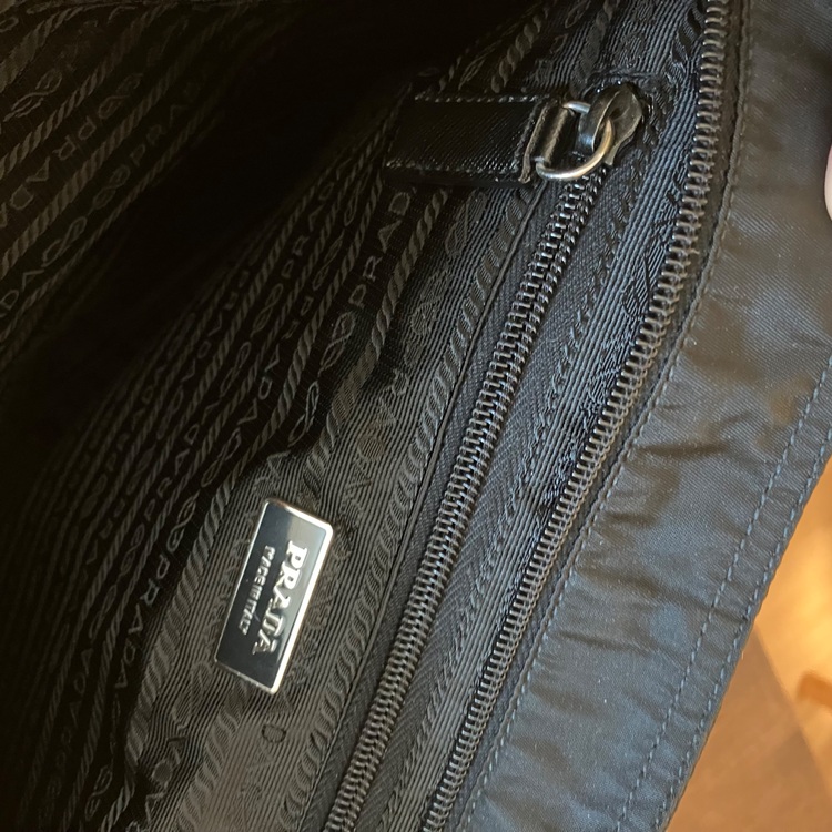 プラダ　メンズ　ショルダーバッグ（ブランドバッグ）の商品画像 - 査定依頼日：2025年11月10日 - 最高査定価格：38,000円
