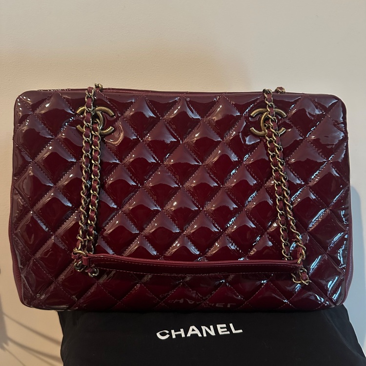 パテントレザーチェーンショルダーバッグ（ブランドバッグ）の商品画像 - 査定依頼日：2025年11月4日 - 最高査定価格：300,000円