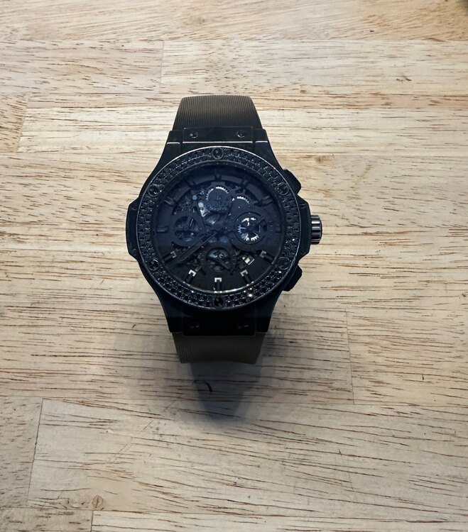 ウブロ ビックバン HUBLOT アエロバン オールブラックダイヤ 311 CI 1110 RX 1100（高級時計）の商品画像 - 査定依頼日：2025年4月25日 - 最高査定価格：1,100,000円
