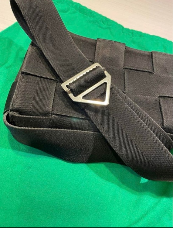 BOTTEGA VENETA カセットバック　ナイロン（ブランドバッグ）の商品画像 - 査定依頼日：2026年1月10日 - 最高査定価格：100,000円