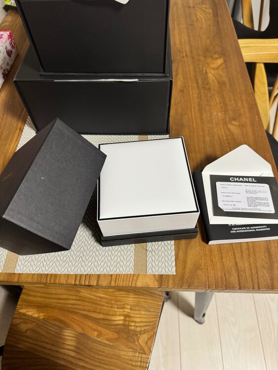 8pダイヤホワイトシェル（高級時計）の商品画像 - 査定依頼日：2025年3月1日 - 最高査定価格：300,000円