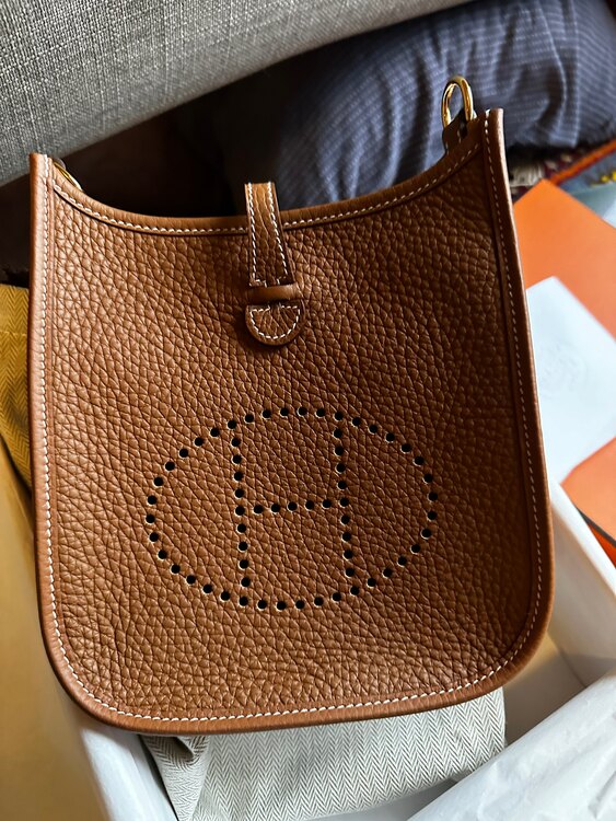 アマゾーヌ　16（ブランドバッグ）の商品画像 - 査定依頼日：2025年3月5日 - 最高査定価格：380,000円