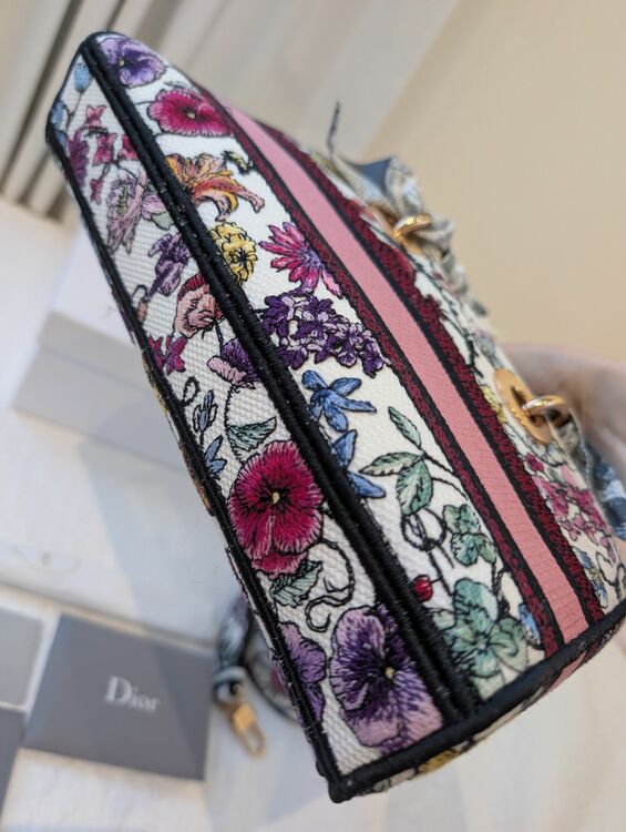 Lady D-Joy バッグ ミディアム（ブランドバッグ）の商品画像 - 査定依頼日：2025年11月28日 - 最高査定価格：300,000円