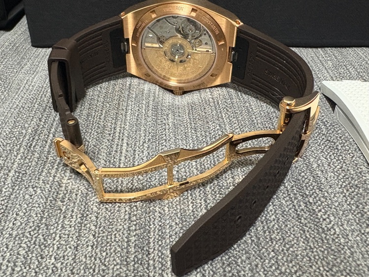 ヴァシュロン コンスタンタン オーヴァーシーズ （高級時計）の商品画像 - 査定依頼日：2025年6月21日 - 最高査定価格：4,000,000円