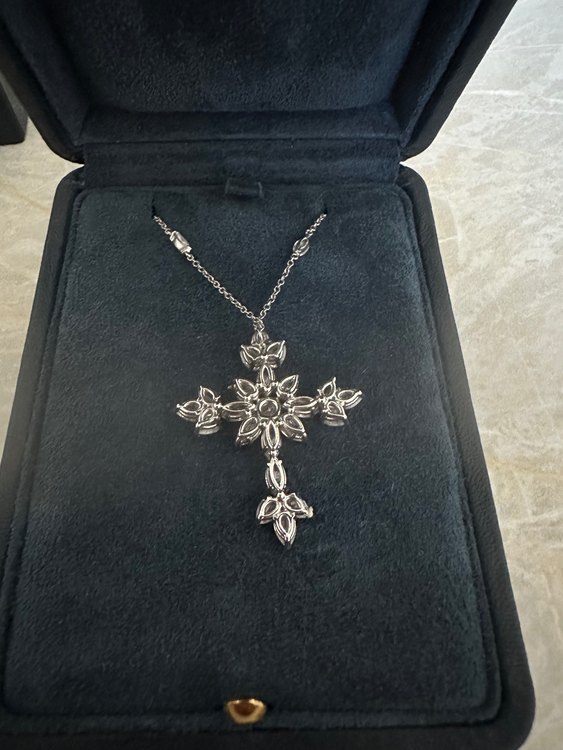 シンボルズバイハリーウィンストンマーキースクロスペンダント3.8ct（宝石）の商品画像 - 査定依頼日：2023年5月24日 - 最高査定価格：2,400,000円