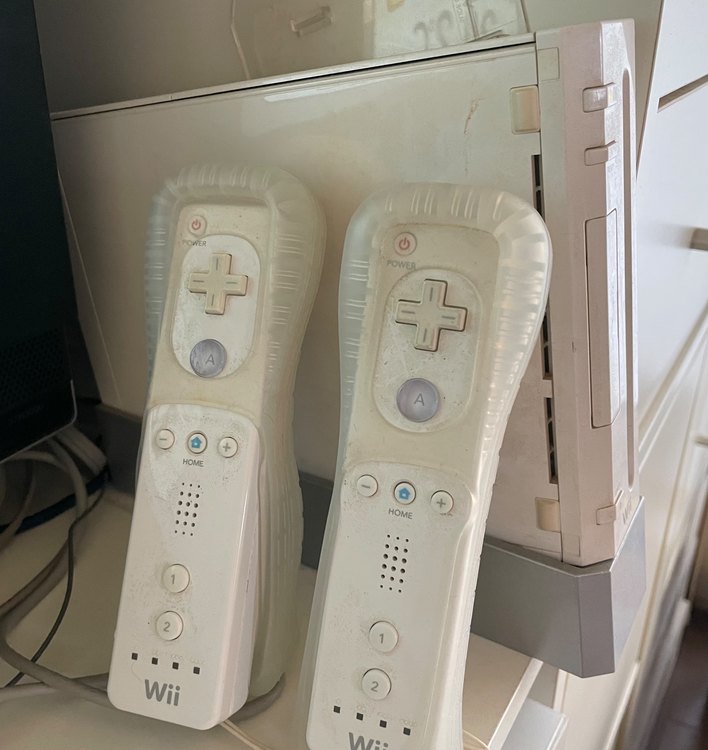 任天堂Wii 本体➕リモコン2点、wii fit、joysoundカラオケ他（ゲーム機本体・ゲームソフト）の商品画像 - 査定依頼日：2023年9月8日 - 最高査定価格：1,000円