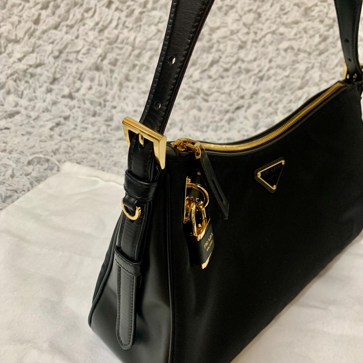 PRADA エメ パドロック付 ラージ Re-Nylon xレザー（ブランドバッグ）の商品画像 - 査定依頼日：2025年9月13日 - 最高査定価格：190,000円