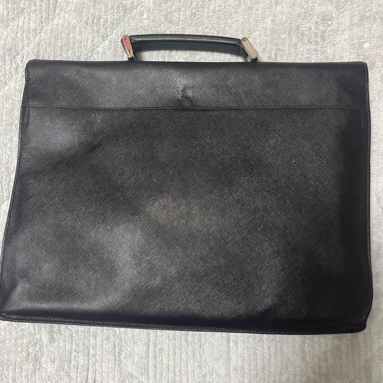 プラダ　サフィアーノ　ブリーフケース（ブランドバッグ）の商品画像 - 査定依頼日：2025年7月24日 - 最高査定価格：30,000円