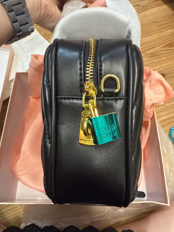 ミュウミュウ  （ブランドバッグ）の商品画像 - 査定依頼日：2025年10月2日 - 最高査定価格：240,000円