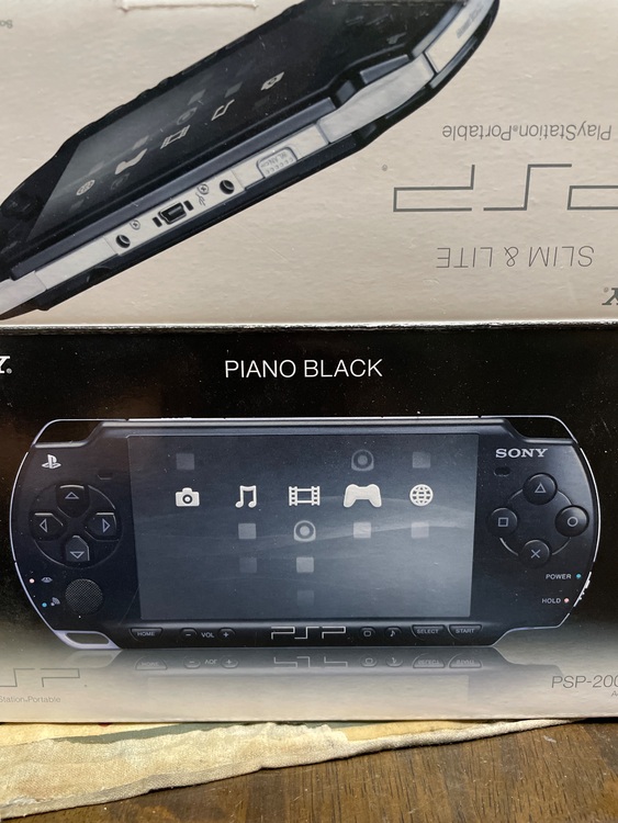 PSP-2000（ゲーム機本体・ゲームソフト）の商品画像 - 査定依頼日：2025年9月21日 - 最高査定価格：1,000円