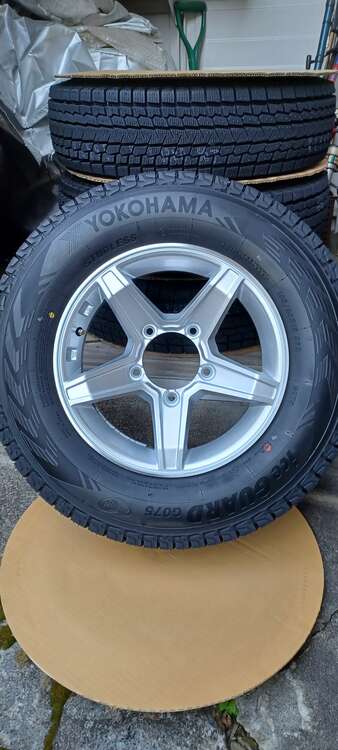 195/80R15 ヨコハマ アイスガード SUV G075　（カー用品）の商品画像 - 査定依頼日：2024年12月3日 - 最高査定価格：13,000円