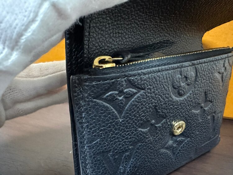 二つ折り財布（ブランド財布・小物）の商品画像 - 査定依頼日：2025年1月27日 - 最高査定価格：30,000円