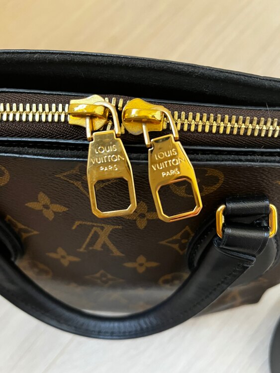 フラワージップトート（ブランドバッグ）の商品画像 - 査定依頼日：2025年1月5日 - 最高査定価格：130,000円