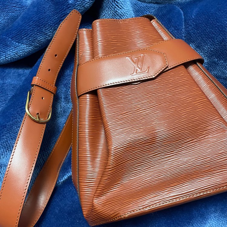 ルイヴィトン エピ （ブランドバッグ）の商品画像 - 査定依頼日：2023年4月24日 - 最高査定価格：40,000円