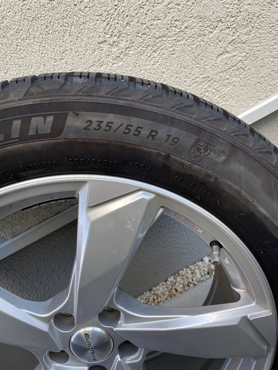 235/55R19（カー用品）の商品画像 - 査定依頼日：2025年12月3日 - 最高査定価格：8,000円