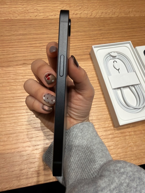 iPhone 16e 128GB docomo（スマホ）の商品画像 - 査定依頼日：2026年2月16日 - 最高査定価格：69,000円