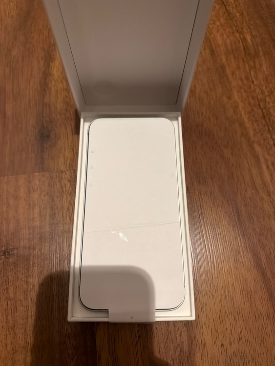 iPhone iPhone 16e 128GB au（スマホ）の商品画像 - 査定依頼日：2026年7月2日 - 最高査定価格：59,000円