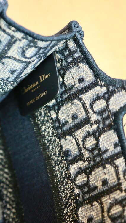 Dior Book Tote Mini ブックトート ディオール オブリークミニ（ブランドバッグ）の商品画像 - 査定依頼日：2025年2月9日 - 最高査定価格：100,000円