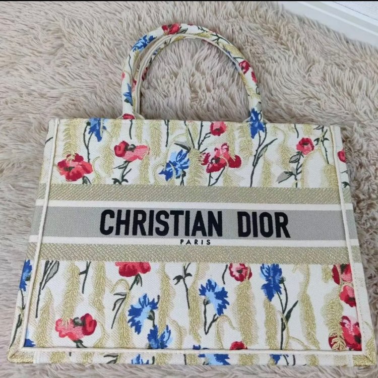 ブックトート 花柄（ブランドバッグ）の商品画像 - 査定依頼日：2023年9月1日 - 最高査定価格：300,000円