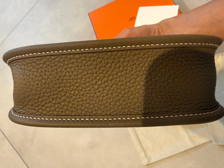 エトゥープミニエブリン（ブランドバッグ）の商品画像 - 査定依頼日：2025年10月26日 - 最高査定価格：370,000円