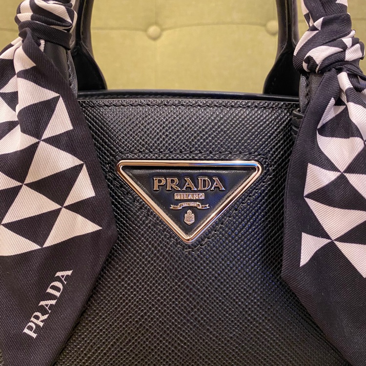 プラダ サフィアーノキュイール レザー 2WAYハンドバッグ ブラック 1BA2（ブランドバッグ）の商品画像 - 査定依頼日：2022年7月28日 - 最高査定価格：80,000円