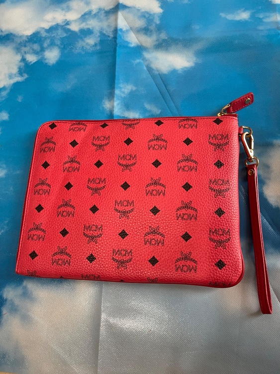 MCM ヴィセトス スタッズ リストレット クラッチバッグ（ブランドバッグ）の商品画像 - 査定依頼日：2026年4月29日