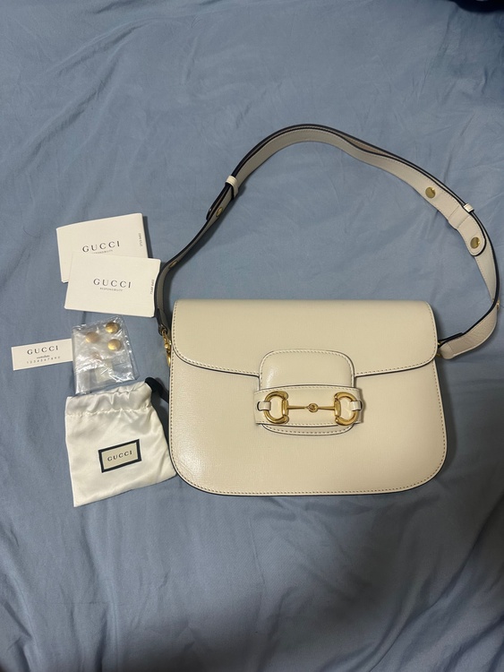GUCCI ホースビット 1955 ミディアム ショルダーバッグです。 カラー：ベージュ系 保存袋、箱はありません。 状態については写真をご確認ください。 できるだけ高く買い取っていただける店舗を希望（ブランドバッグ）の商品画像 - 査定依頼日：2026年9月14日 - 最高査定価格：150,000円