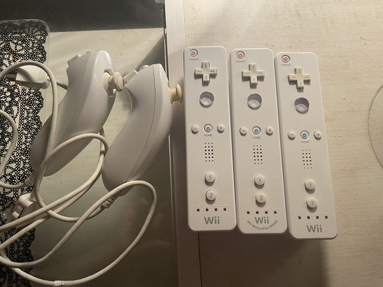 Wii本体 リモコン ヌンチャク カセット（ゲーム機本体・ゲームソフト）の商品画像 - 査定依頼日：2022年5月9日 - 最高査定価格：1,180円