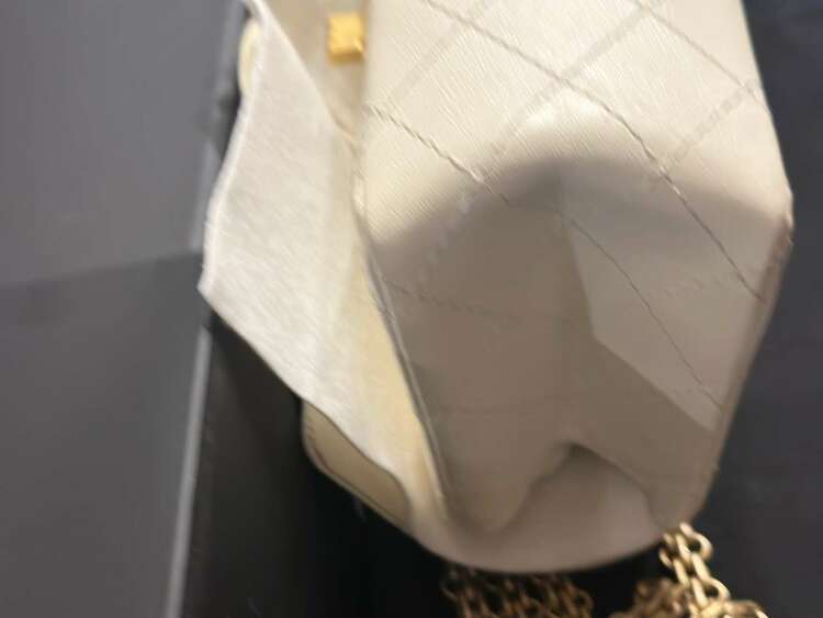 シャネルショルダーバッグ　マトラッセ　白　2.55（ブランドバッグ）の商品画像 - 査定依頼日：2025年4月24日 - 最高査定価格：400,000円