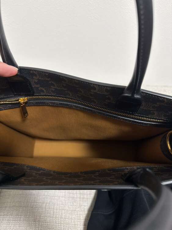 セリーヌ トートバッグ トリオンフ バーティカルカバ （ブランドバッグ）の商品画像 - 査定依頼日：2025年1月23日 - 最高査定価格：90,000円