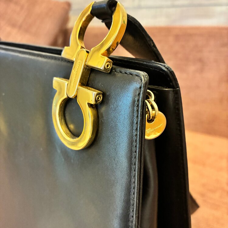 フェラガモ ガンチーニ ショルダーバッグ 黒 （ブランドバッグ）の商品画像 - 査定依頼日：2025年4月13日 - 最高査定価格：15,000円