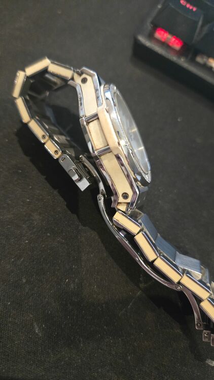  361 SE 2010 RW 1104 ダイヤベゼル レディース（高級時計）の商品画像 - 査定依頼日：2025年9月7日 - 最高査定価格：990,000円