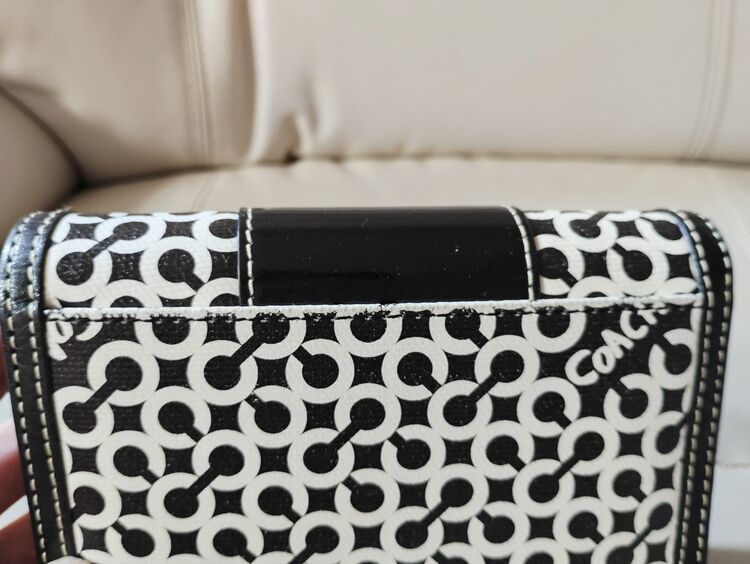 コーチ二つ折り財布（ブランド財布・小物）の商品画像 - 査定依頼日：2025年9月4日 - 最高査定価格：3,000円