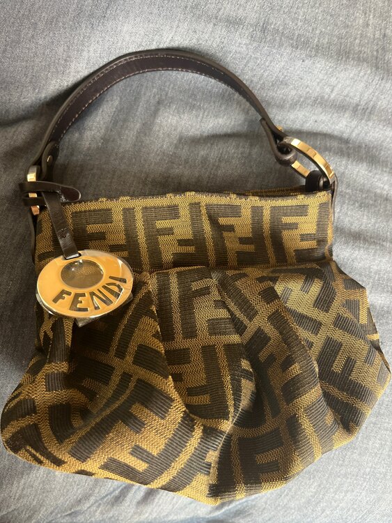 フェンディ  （ブランドバッグ）の商品画像 - 査定依頼日：2025年2月12日 - 最高査定価格：60,000円