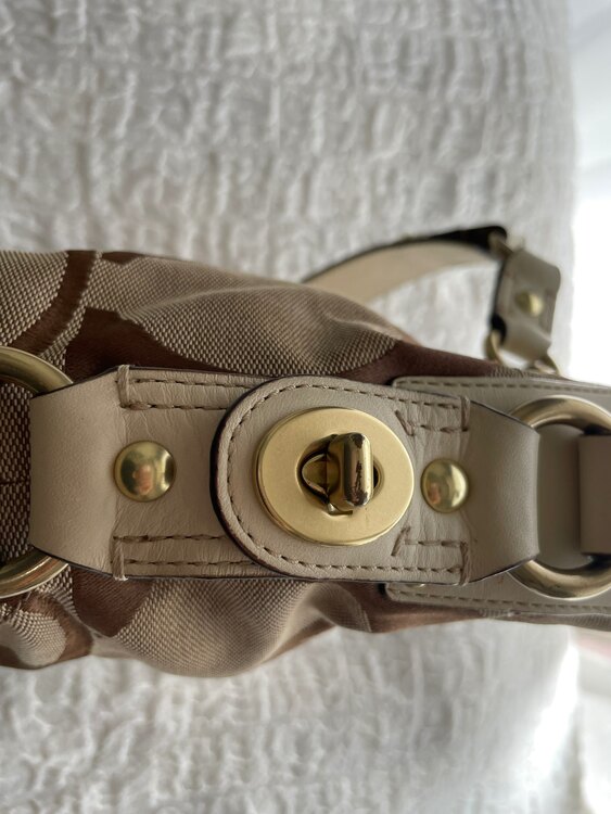 COACH コーチ シグネチャーショルダーバッグ 10619 肩掛け ベージュ系（ブランドバッグ）の商品画像 - 査定依頼日：2025年4月12日 - 最高査定価格：1,500円