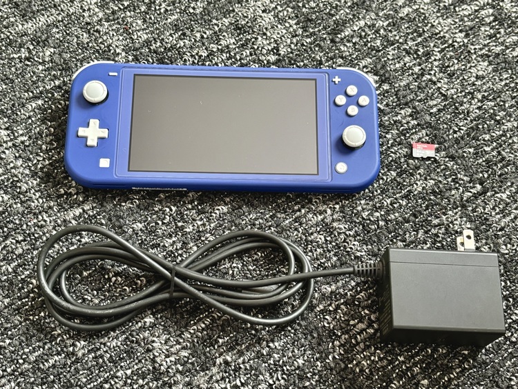 ニンテンドースイッチ　ライト（ゲーム機本体・ゲームソフト）の商品画像 - 査定依頼日：2023年11月2日 - 最高査定価格：9,000円