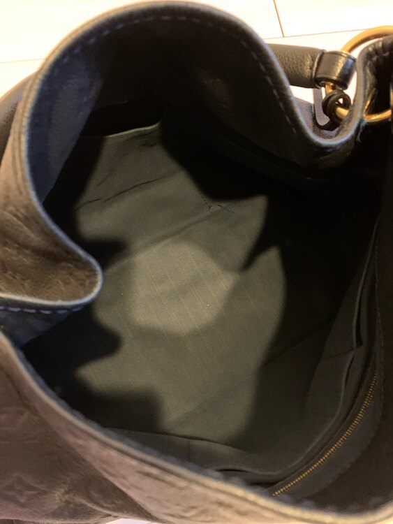 アーツィ　紺色（ブランドバッグ）の商品画像 - 査定依頼日：2025年5月9日 - 最高査定価格：250,000円