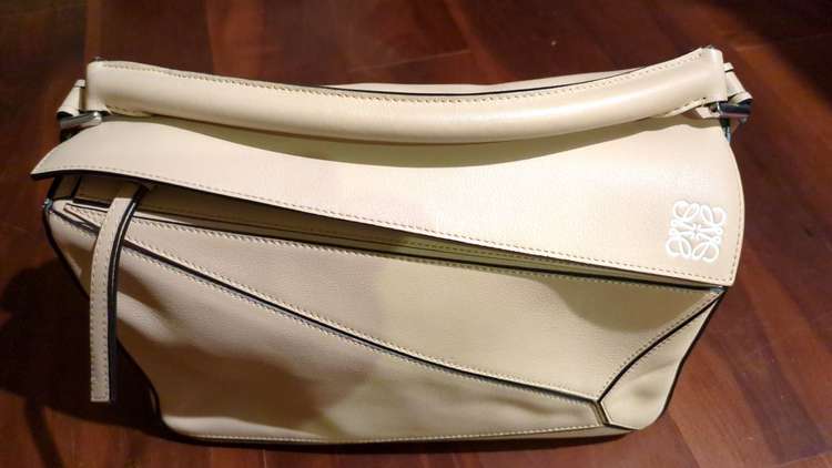 ロエベ　パズルバッグ（ブランドバッグ）の商品画像 - 査定依頼日：2023年8月31日 - 最高査定価格：180,000円