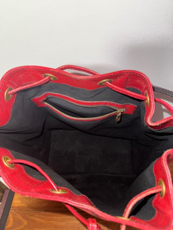 ルイヴィトン エピ （ブランドバッグ）の商品画像 - 査定依頼日：2025年2月1日 - 最高査定価格：20,000円